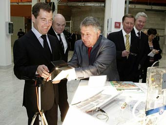 Дмитрия Медведева знакомят с разработками в области энергосбережения в Курчатовском институте в Москве. Фото пресс-службы президента России